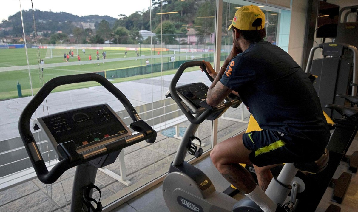 Vigastatud Neymar pidi Brasiilia koondise treeningut vaatama läbi akna. 