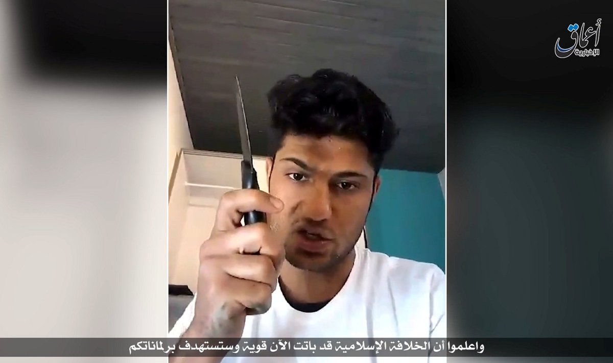 Kaader Islamiriigi levitatud videost, millel väidetavalt olevat Würzburgis rongireisijaid noa ja kirvega rünnanud mees.