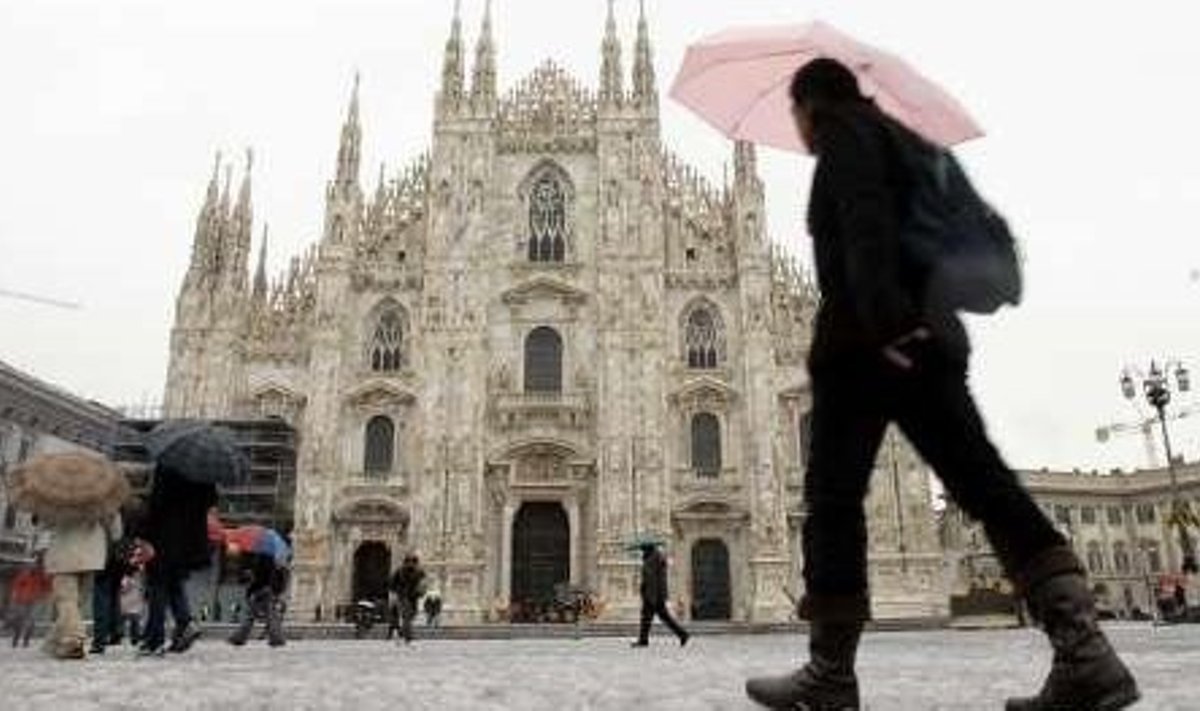 Milano Duomo katedraal, mida kujutava suveniiriga visati Berlusconit.