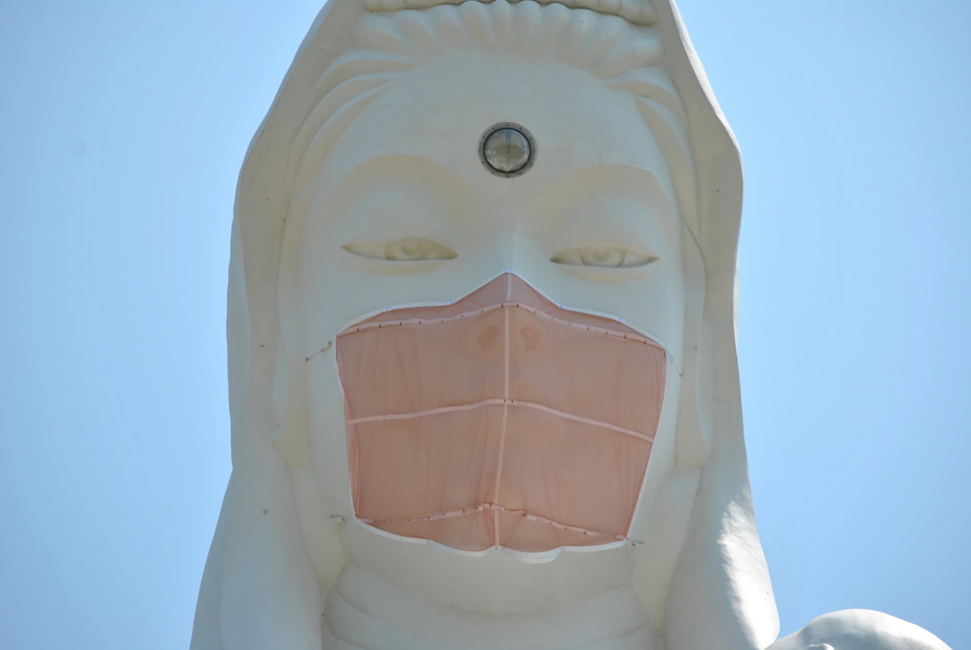Они надели маски. Статуя Богини милосердия Каннон. Статуя в медицинской маске. Маска на статуе Япония. Статуя в маске для лица.