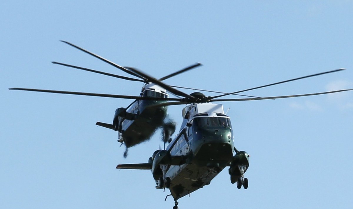 Sikorsky VH-3D Sea King ehk presidendi Marine One  helikopter saabub USA Valge maja juurde koos identse kaksikuga. 