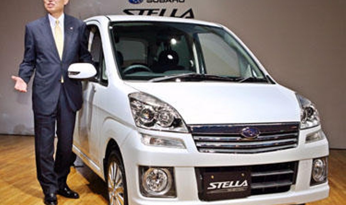 Fuji Heavy Industries president Kyoji Takenaka esitleb Subaru uut väikeautot Stella.