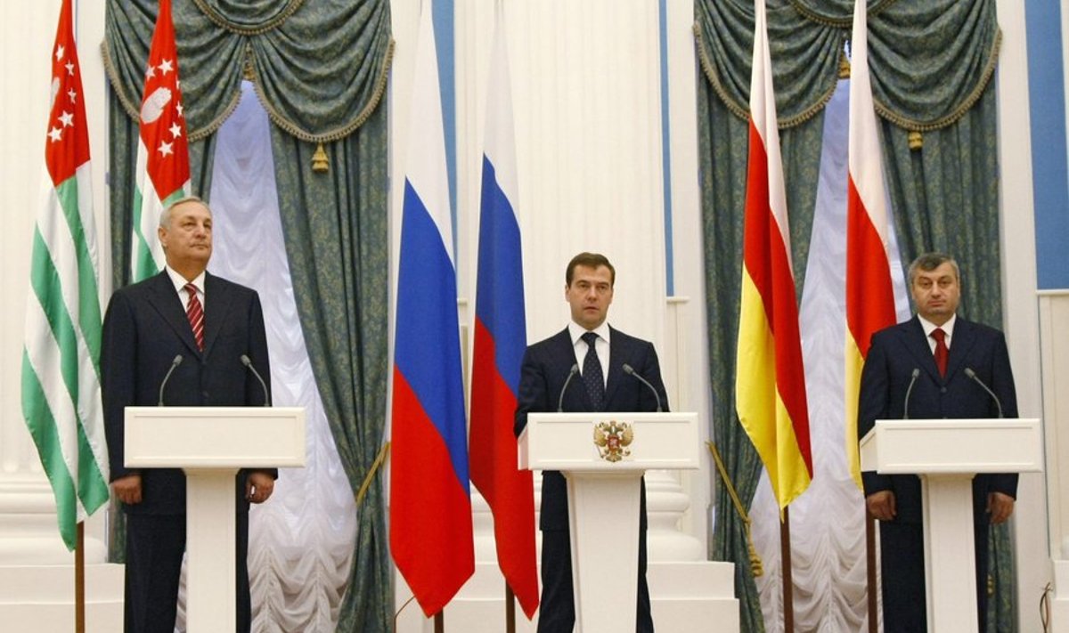 Abhaasia president Sergei Bagapš, Venemaa president Dmitri Medvedev ja Lõuna-Osseetia president Eduard Kokoitõ Kremlis.