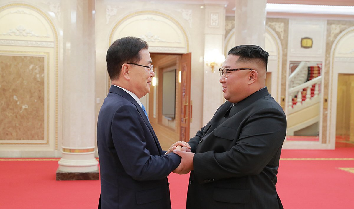 Kõrgetasemelise delegatsiooniga saabunud Lõuna-Korea tippturvanõustaja Chung Eui-yong (vasakul) ja Kim Jong-un kohtusid eile Pyongyangis. (Foto: ddp USA)