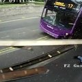 VIDEO | Bussilt löögi saanud ja õhulennu teinud mees tõusis püsti ja läks baari, nagu poleks midagi juhtunud