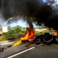 FOTOD ja VIDEO: Protestivate praamitöötajate põlevate kummide blokaad põhjustas Prantsusmaal ja Inglismaal puhkajate seas liikluskaose