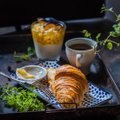 Почему нельзя завтракать круассаном и кофе: врачи рассказали о худших блюдах для завтрака