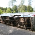 Bussifirma: soomlasi sõidutanud buss ei sõitnud teelt välja, vaid teekate murdus bussi all
