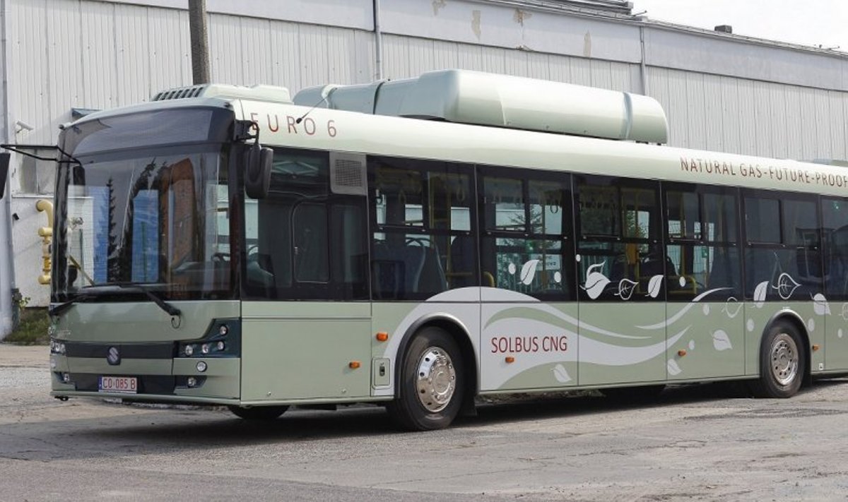 Eestis  testitakse pooleteise kuu jooksul surugaasil (CNG) liikuva autobussi Solbus Solcity 12 majanduslikku kasulikkust. 