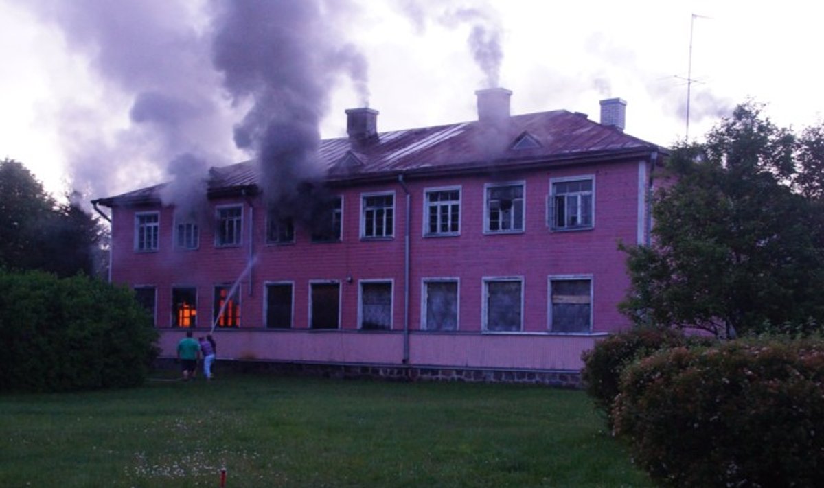 Nissi vana koolimaja põleng