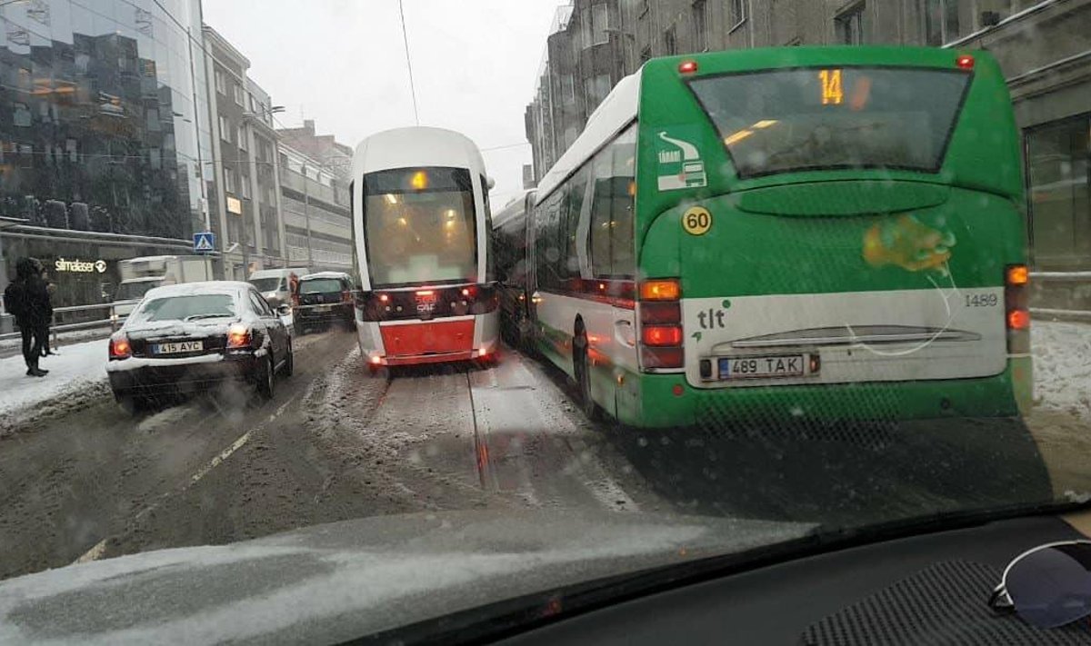 Trammi ja linnaliinibussi kokkupõrge Pärnu maanteel