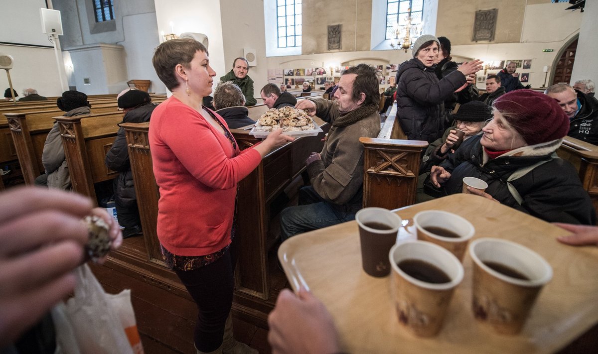 Vaestele ja kodututele pakuti Oleviste kirikus kohvi ja kringlit