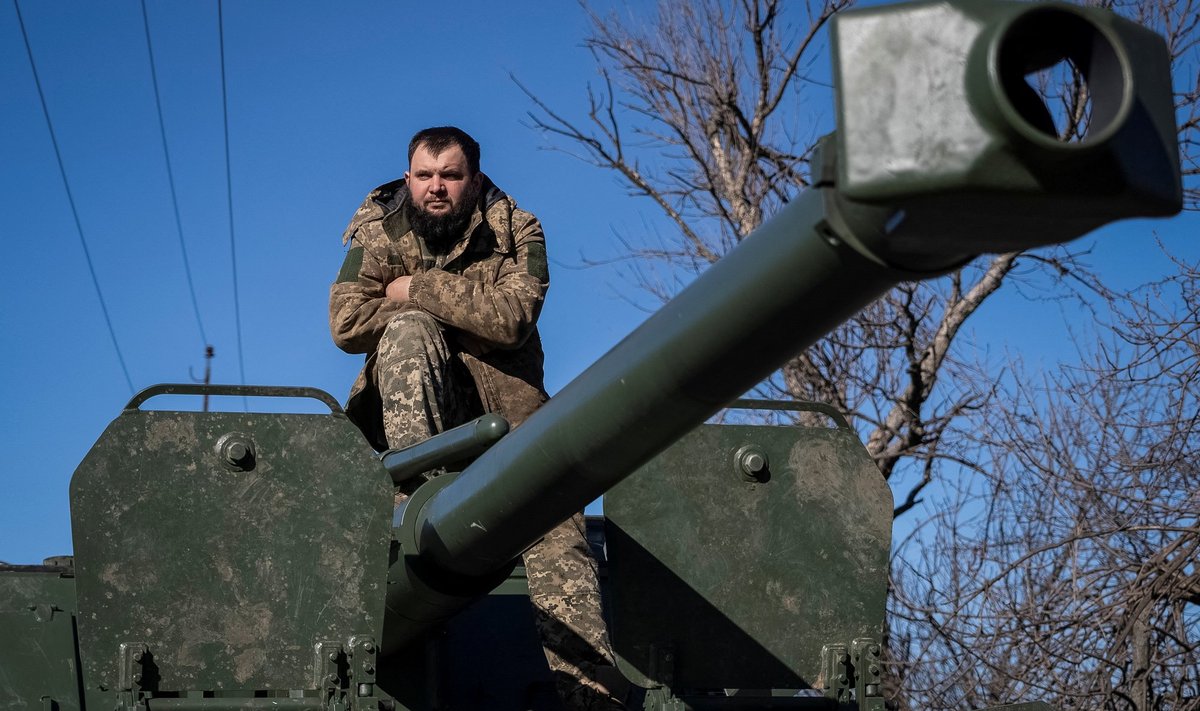Украинский военнослужащий 56-й отдельной мотострелковой бригады сидит на верху самоходной гаубицы чешского производства Dana недалеко от города Бахмут в Донецкой области. Украина, 28 февраля 2024 года. 