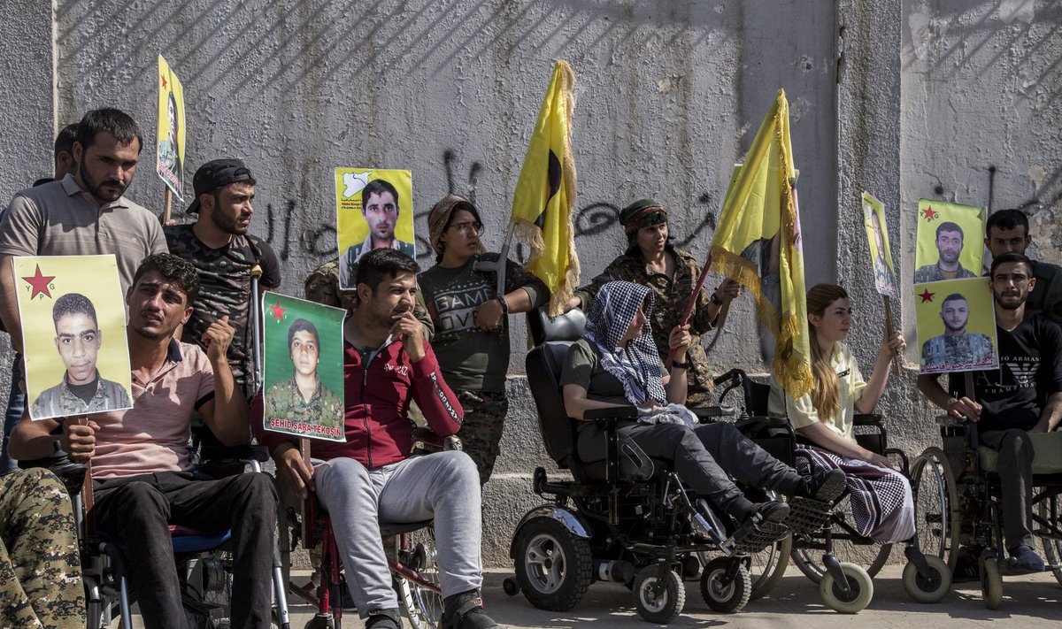 Üleeile kogunesid Süüria kurdid riigi kirdeosas Al-Qamishlis ÜRO peakorteri ette Türgi ohu vastu meelt avaldama. Pildil hoiavad ISIS-e vastu võidelnud veteranid käes lahingutes surma saanud kaaslaste pilte.