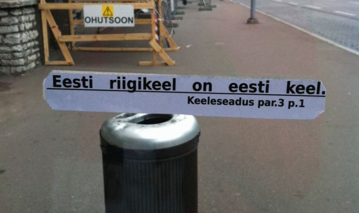 Kleeps Tallinnas Gonsiori tänava bussipeatuses