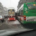 ФОТО: Близ площади Вабадузе столкнулись трамвай и автобус