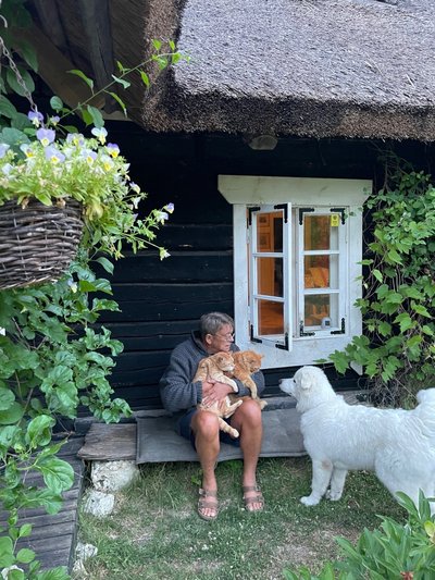 Сейчас своим туристическим бюро на Тенерифе Олави Антонс управляет с Сааремаа, где живет в деревянном доме с двумя кошкаи и собакой. 