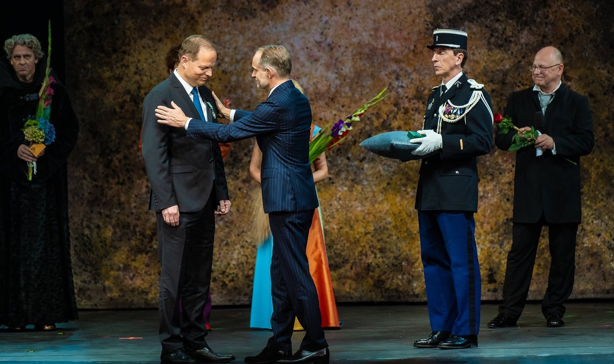 Prantsuse suursaadik Emmanuel Mignot andis Rahvusooper Estonia peadirektorile Ott Maatenile üle Prantsusmaa riikliku kunstide ja kirjanduse rüütlijärgu ordeni.