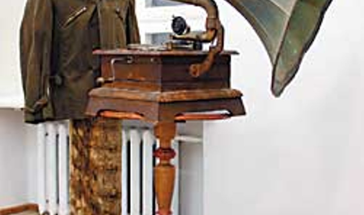 BIOGRAAFILINE MISANSTSEEN: “Skulptor 1947. aastal” (Ernst Kirss, “Koolivenna portree”, kips, 1947, Taniloo disainitud jakk, mida kandis kogu instituudiõpingute aja, 1947, grammofon, Taniloo poolt restaureeritud ja töökorras, 1905). Malev Toom