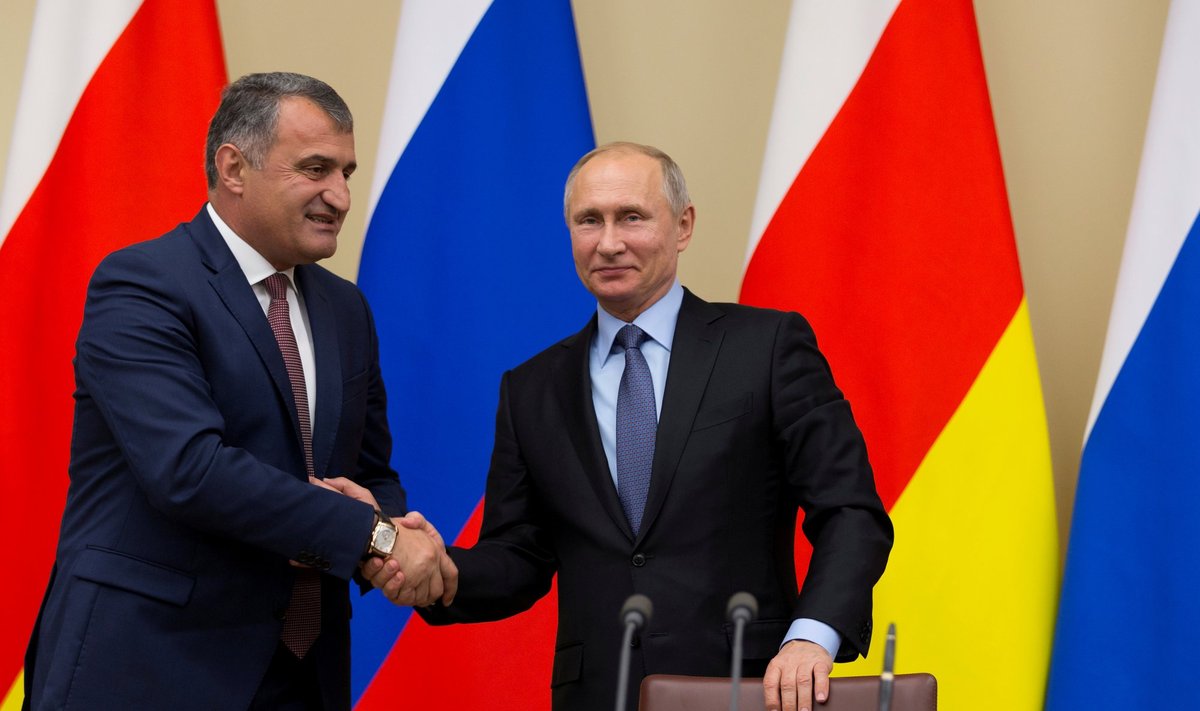 Anatoli Bibilov (vasakul) koos Venemaa presidendi Vladimir Putiniga.