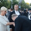 FOTOD: Evelin Ilvest tervitati Estonia ees galantse käesuudlusega