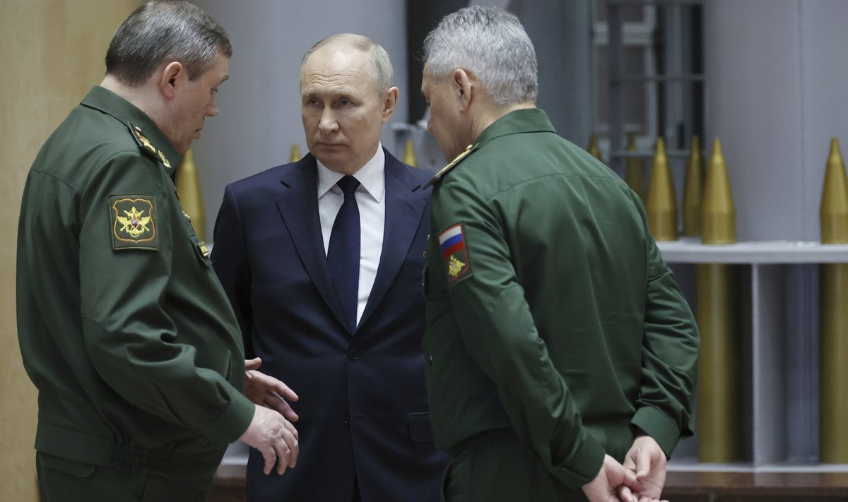 Владимир Путин с генералом Валерием Герасимовым и генералом Сергеем Шойгу
