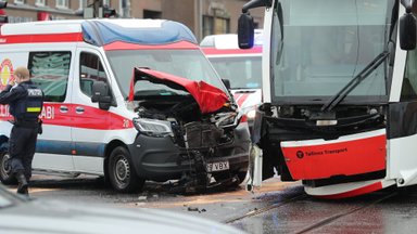 FOTOD | Tallinnas toimus avarii kiirabiauto ja trammi vahel