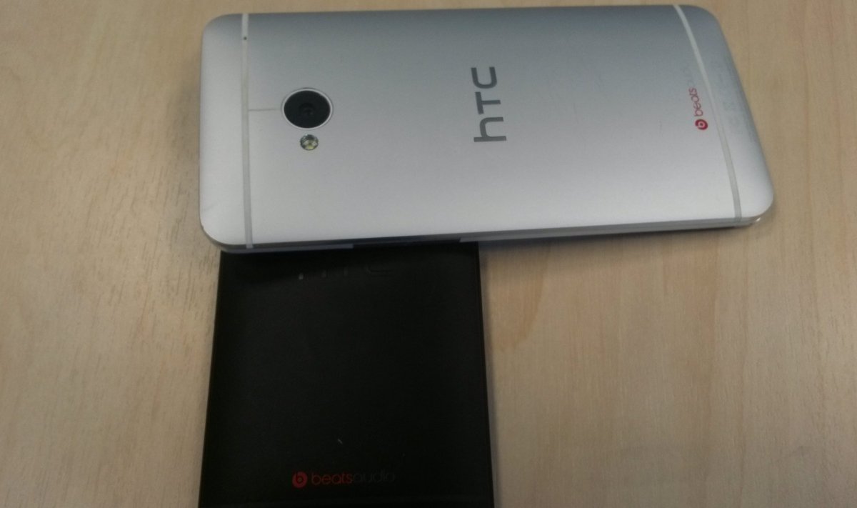 HTC One mini ja HTC One (üleval)