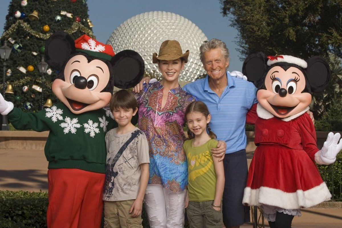 Michael Douglas On Paranemas Ja Veetis Perega Päeva Disneylandis - Kroonika