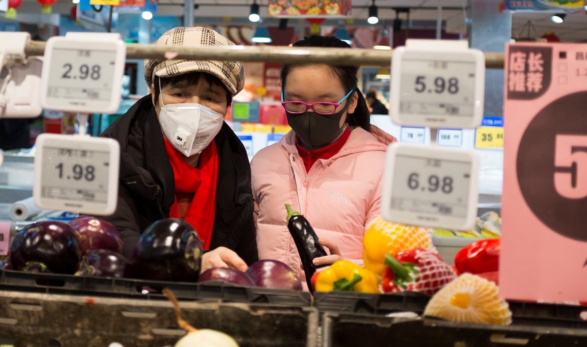 Kaitsemaskidega ostjad Pekingi supermarketis.g