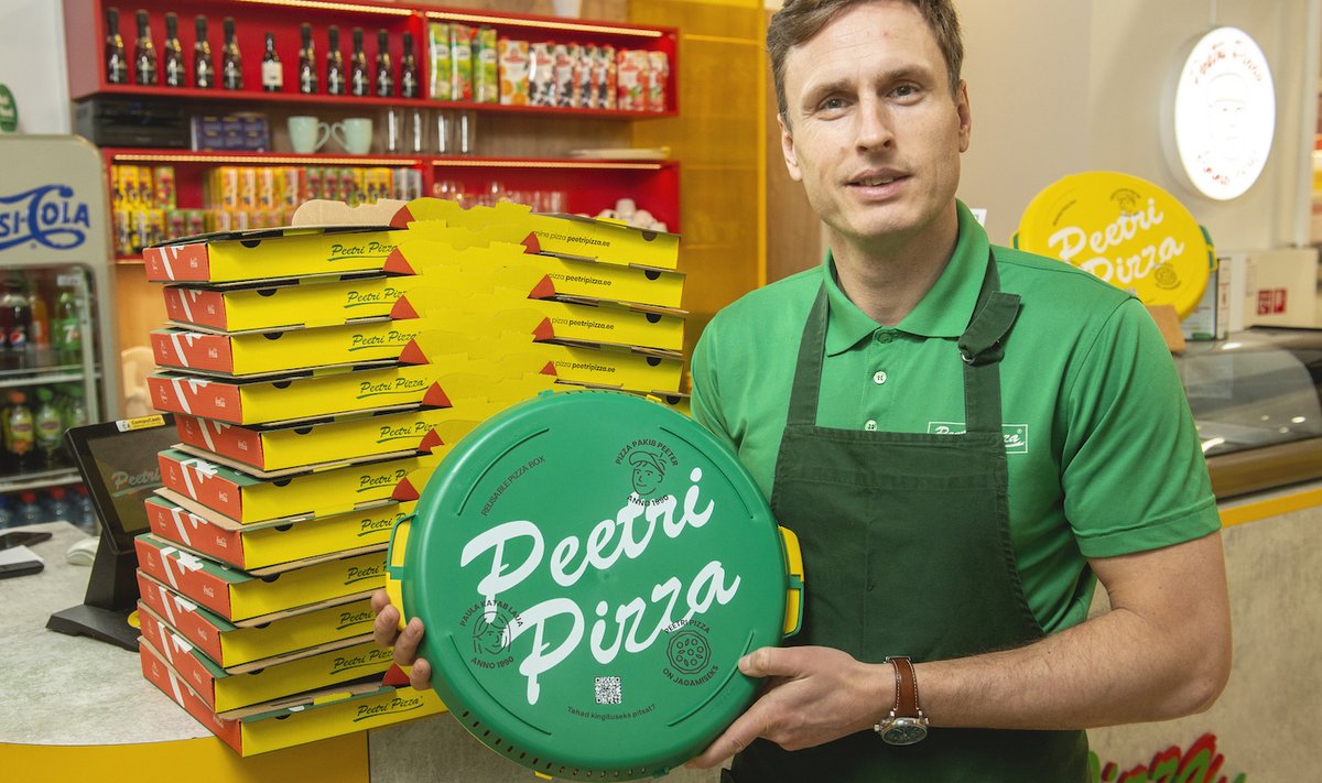 Peetri Pizza juht näitab Marko Pleiats uuenduslikku pitsakarpi.