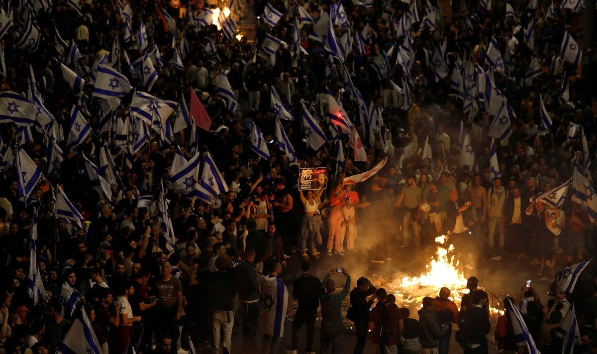 Tel Avivi peamagistraal pühapäeva õhtul. Linnas kogunes üle 100 000 meeleavaldaja. 