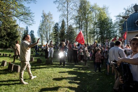 Акция "Бессмертный полк" 9 мая 2016 в Таллинне. Слева в кадре - Сергей Чаулин
