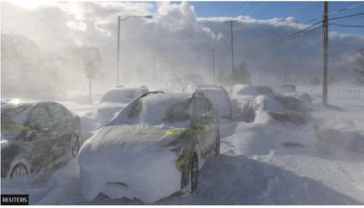 Kuvatõmmis BBC uudiste veebilehelt, kus on pildil lumme kinni jäänud autod