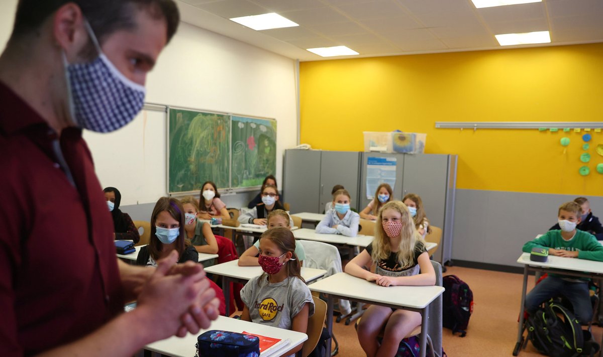 Saksamaal Hanau linnas asuva Karl-Rehbeini keskkooli uus õppeaasta on alanud ning viienda aasta õpilased kannavad vabatahtlikult maske (foto: REURERS / Scanpix)