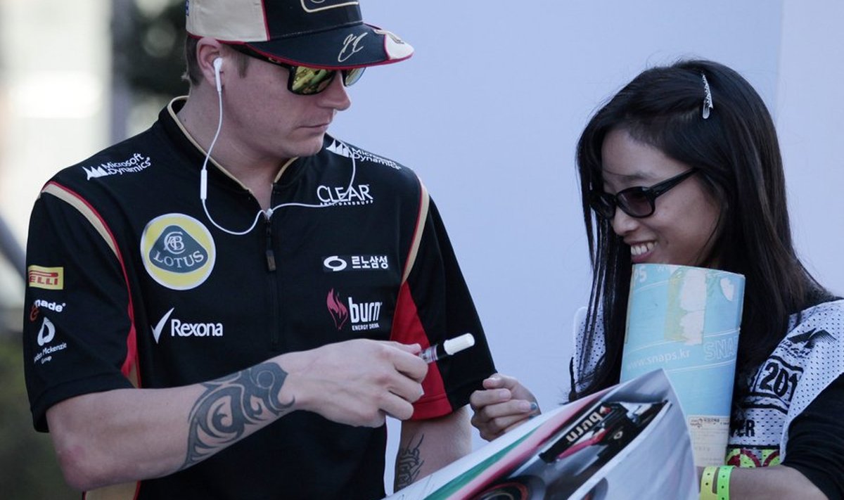 Kimi Räikkönen Koreas autogramme jagamas.