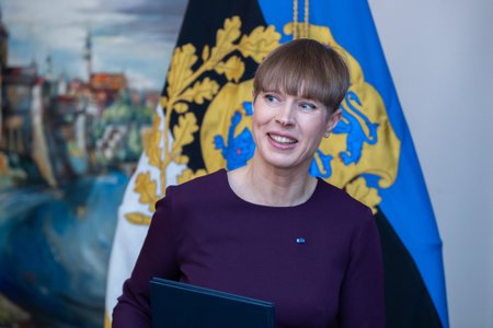 President kaljulaid allkirjastamas pensionireformi vastu