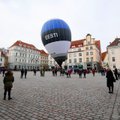 ФОТО: Впервые с Ратушной площади Таллинна поднялся в небо воздушный шар с двумя школьниками