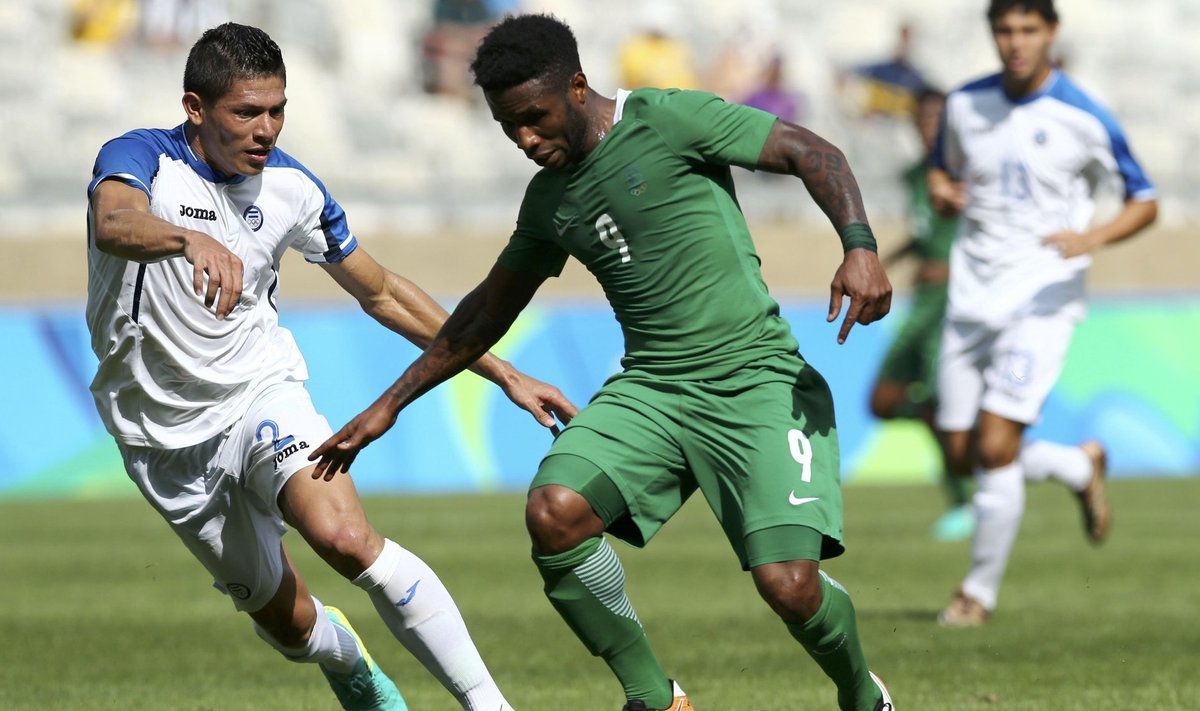 Nigeeria jalgpallurilt Imoh Ezekielilt (paremal) üritab palli ära võtta Hondurase mängija Jhonatan Paz.
