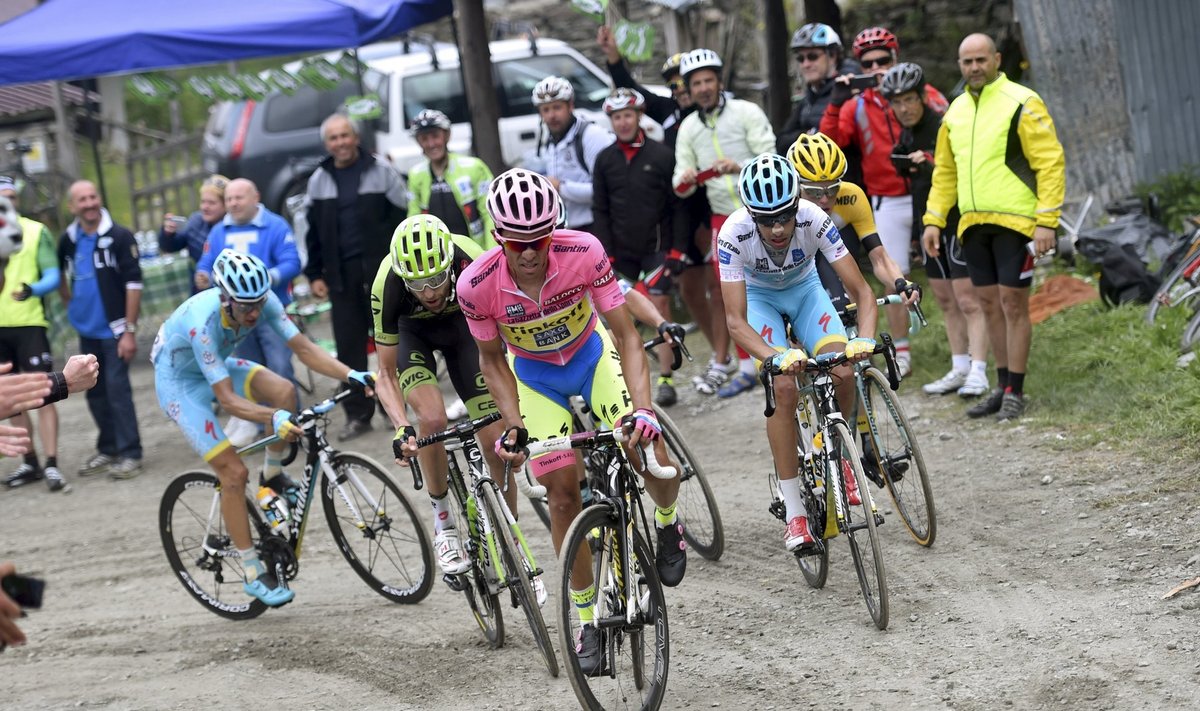 Alberto Contador liikumas Giro d´Italia üldvõidu poole