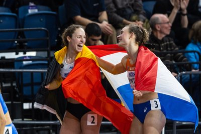 Suur töö on tehtud, nüüd saab koos tähistada. Belglanna Noor Vidts (vasakul) krooniti seitsmevõistluse maailmameistriks, hollandlanna Sofie Dokter võitis pronksi.