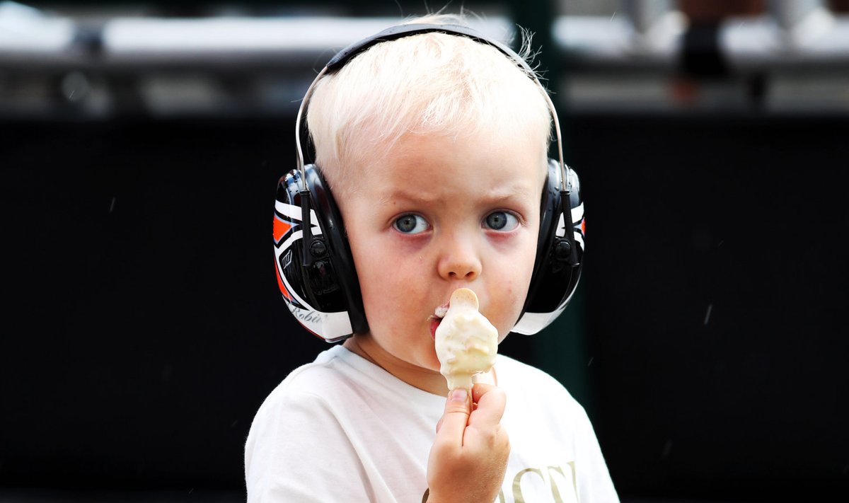 Robin Räikkönen jäätist nautimas.