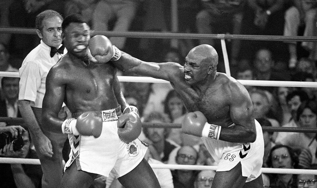 Earnie Shavers (paremal) ja Larry Holmes