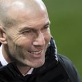Nädalaga kahest karikasarjast välja langenud Zinedine Zidane'i töökoht ohus pole