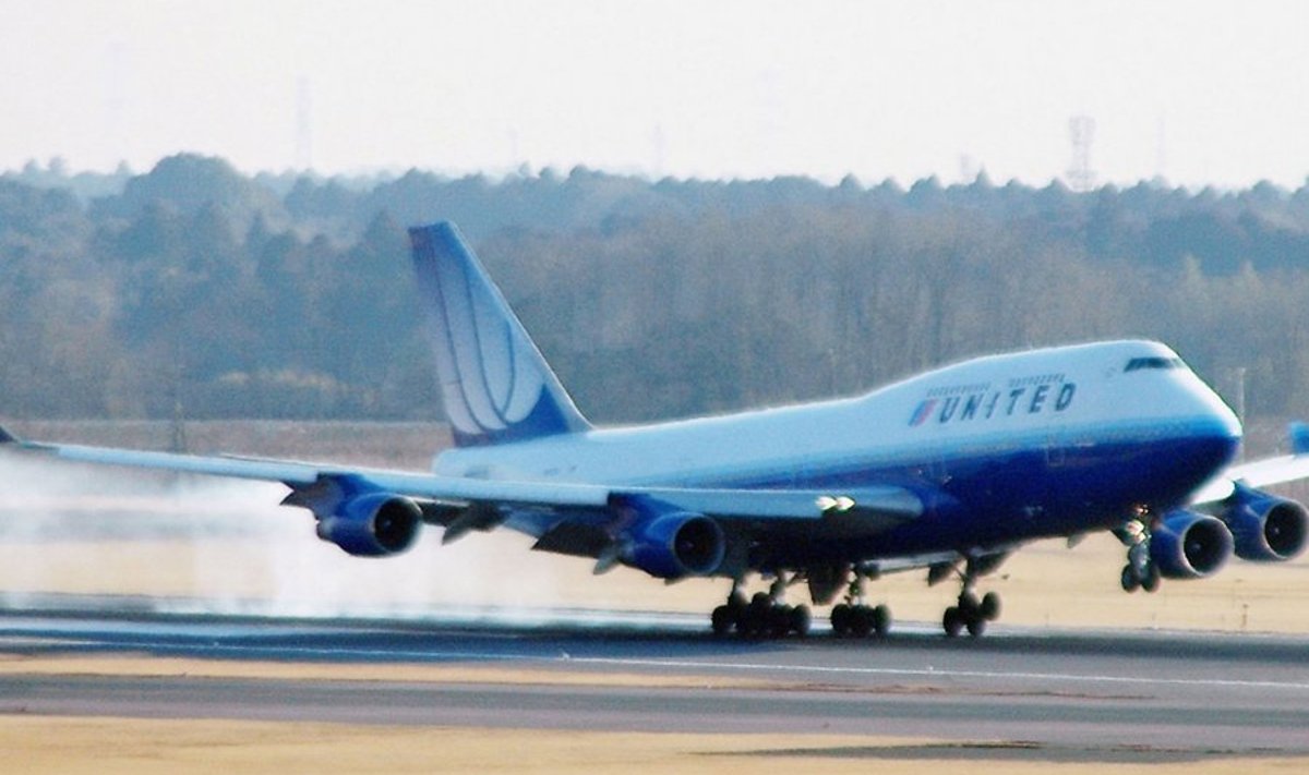 A United Airlines passenger plane lands at Narita airport, in suburban Tokyo, on February 20, 2010. More than 20 people were injured, with one breaking a leg, when the Boeing 747-400a hit turbulence en route to Tokyo from Washington, Japanese police said on February 20. Flight 897, carrying 245 passengers and crew, hit an air pocket over Alaska some seven hours before it was to arrive. AFP PHOTO/JIJI PRESS