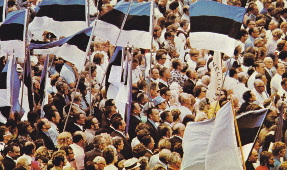 Ajal, kui kodu-Eesti laulupidudel lauldi punalippude all ja nõukogude võimu ülistuseks, lehvisid ESTO-l avalikult sinimustvalged lipud ja nõuti Eestile vabadust.