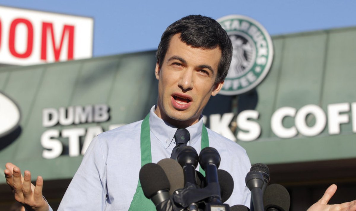Nathan Fielder Dumb Starbucksi ees kõnet pidamas.
