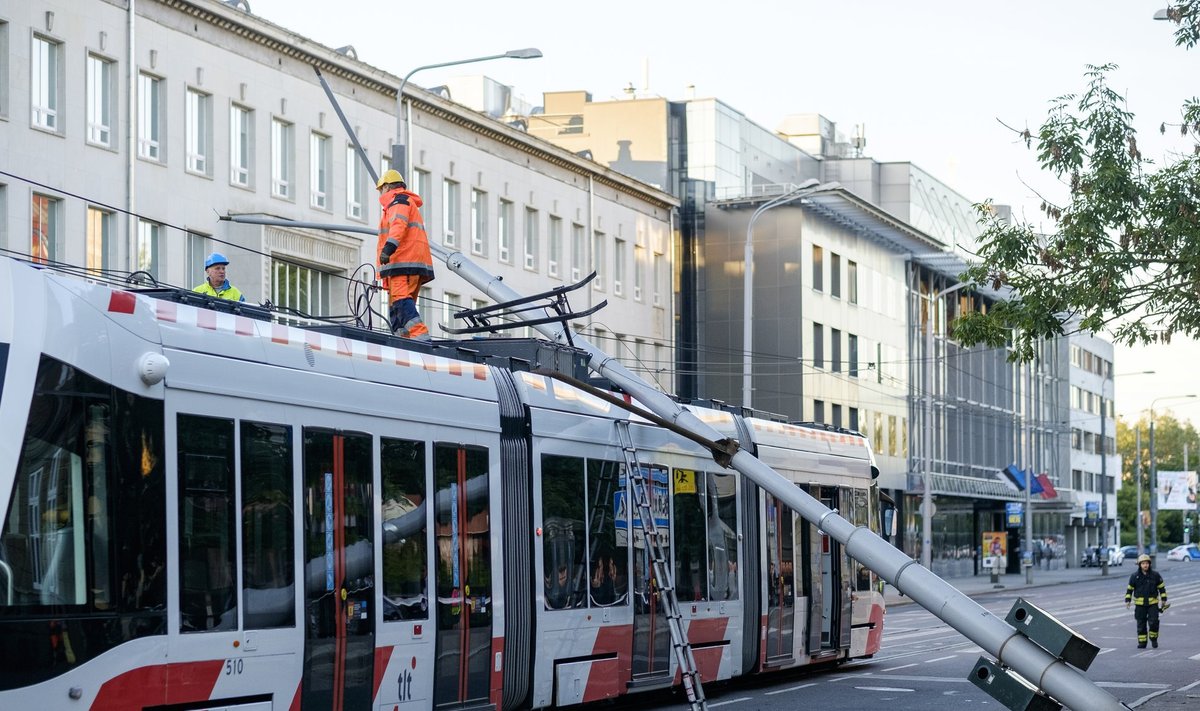 Narva maanteel kukkus elektripost trammile peale