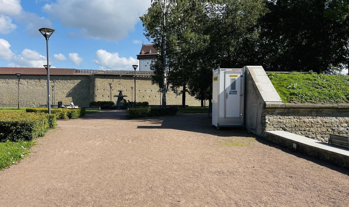 В Нарве окончательно установили биотуалет в парке музея