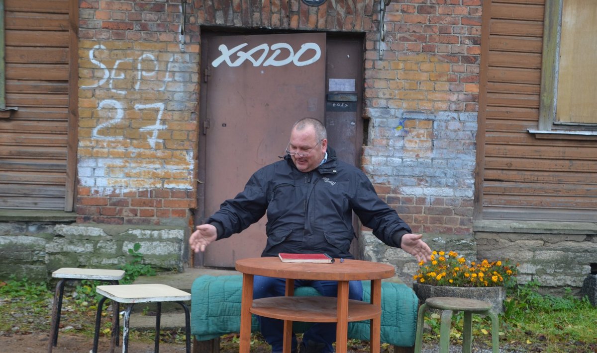 Aleksander Veskilt oli eile hommikul valmis linnaametnikke võõrustama ja oma seisukohti selgitama. Võimalikuks pressikonverentsiks toodi tänavale isegi väike laud.